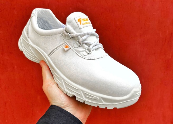 Footwear for HoReCa in the UAE: style, comfort and protection every day